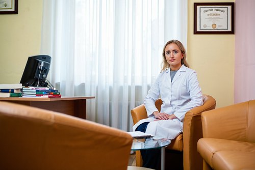 Врач сидит в ожидании психотерапевта